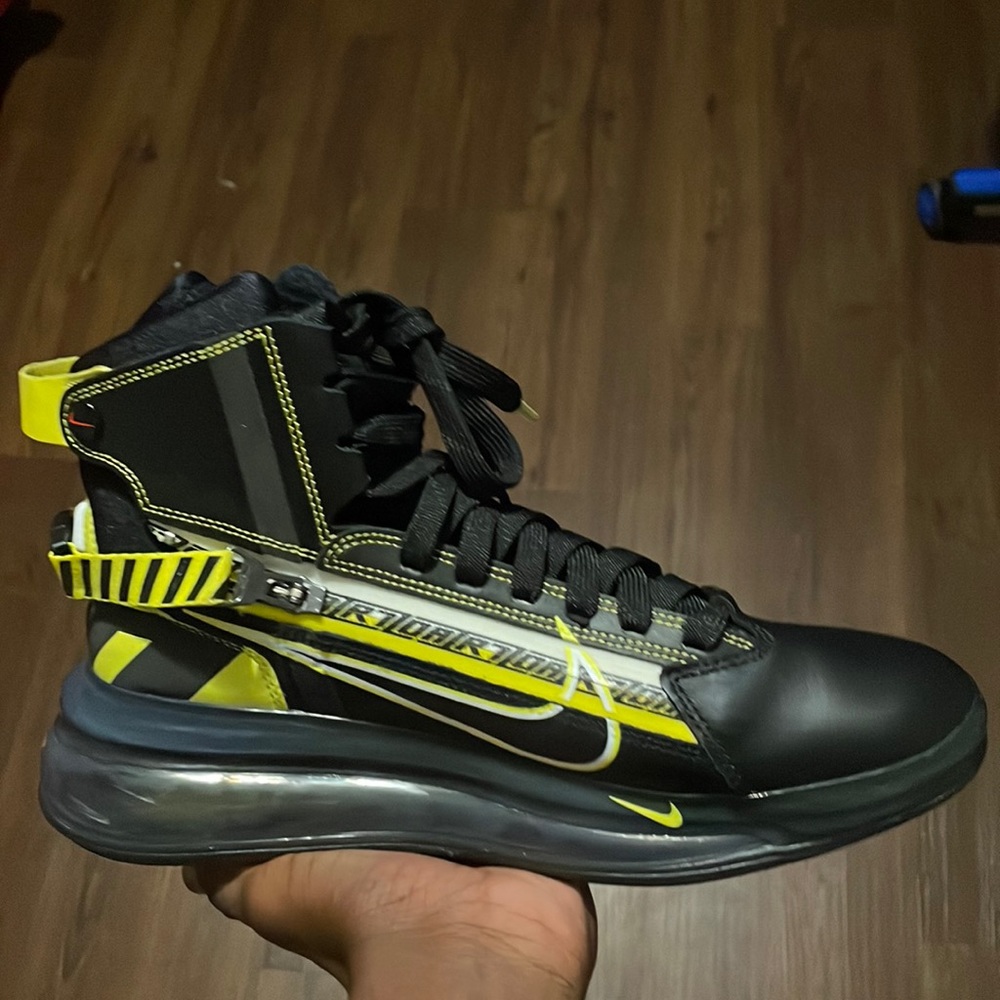 These are Nike air max 720 Saturn AS QS